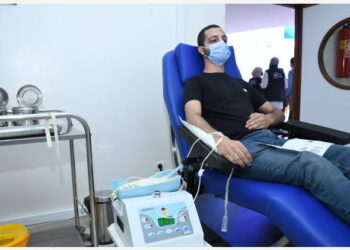 Seorang pria mendonorkan darahnya saat permintaan darah meningkat signifikan di Rabat, Maroko, pada 11 Oktober 2021. (Xinhua/Chadi)