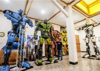 Seorang pekerja memeriksa salah satu karakter replika robotik yang terbuat dari suku cadang sepeda motor yang didaur ulang di ER Studio Art Workshop di Bantul, Daerah Istimewa Yogyakarta, pada 13 Oktober 2021. (Xinhua/Supriyanto)