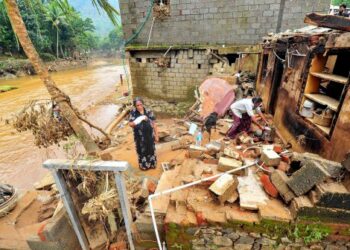 Foto yang diabadikan pada 20 Oktober 2021 ini memperlihatkan rumah-rumah yang rusak pascabanjir di Kerala, India. Banjir dan tanah longsor akibat hujan deras menyebabkan bencana di banyak distrik di Kerala baru-baru ini. (Xinhua/Str)