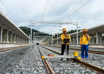 Para pekerja konstruksi bekerja di Stasiun Puer di jalur kereta China-Laos di Kota Puer, Provinsi Yunnan, China barat daya, pada 2 Juli 2021. (Xinhua/Wang Guansen)