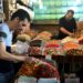 Seorang pedagang permen merapikan barang dagangan di toko miliknya di kawasan kota tua Damaskus di Damaskus, ibu kota Suriah, pada 11 Oktober 2021, guna mempersiapkan perayaan Maulid Nabi Muhammad SAW mendatang. (Xinhua/Ammar Safarjalani)