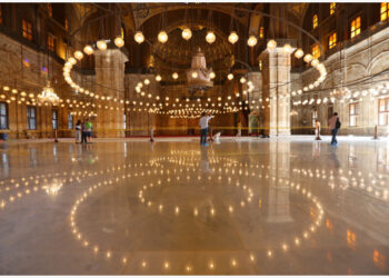 Para wisatawan mengunjungi Masjid Muhammad Ali yang berada di dalam Benteng Saladin di Kairo, Mesir, pada 14 Oktober 2021. (Xinhua/Sui Xiankai)