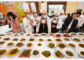 Para koki memamerkan masakan tradisional Sichuan dalam kompetisi keterampilan memasak hidangan Sichuan di Chengdu, ibu kota Provinsi Sichuan, China barat daya, pada 18 Oktober 2021.  (Xinhua/Jiang Hongjing)