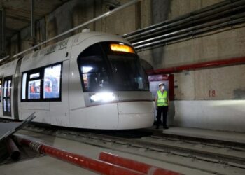 Sebuah kereta terlihat dalam uji coba resmi proyek Jalur Merah kereta ringan (LRT) Tel Aviv di Tel Aviv, Israel, pada 20 Oktober 2021. (Xinhua/Gil Cohen Magen)