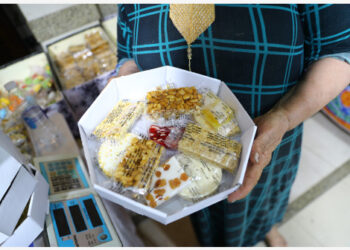 Seorang penjual menunjukkan permen dan manisan khusus menjelang perayaan Maulid Nabi Muhammad SAW di sebuah toko di Kota Tanta, Kegubernuran Al-Gharbiyah, Mesir, pada 11 Oktober 2021. (Xinhua/Ahmed Gomaa)