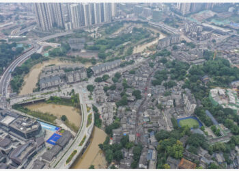 Foto dari udara yang diabadikan pada 6 Oktober 2021 ini menunjukkan daerah yang terdampak banjir di Ciqikou, Kota Chongqing, China barat daya. Chongqing meningkatkan respons darurat untuk pengendalian banjir ke level IV. (Xinhua/Huang Wei)