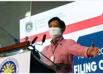 Ferdinand Marcos Jr. berbicara kepada awak media usai mengajukan sertifikat pencalonan dirinya untuk bersaing dalam pemilihan presiden pada Mei 2022 di Sofitel Harbor Garden Tent di Pasay City, Filipina, pada 6 Oktober 2021 (Xinhua/Rouelle Umali)