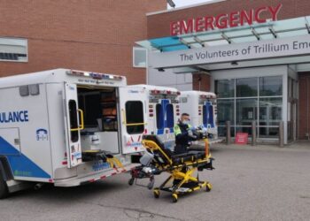 Seorang tenaga kesehatan merapikan peralatan di luar gedung unit gawat darurat sebuah rumah sakit di Mississauga, Ontario, Kanada, pada 7 Oktober 2021. (Xinhua/Zou Zheng)