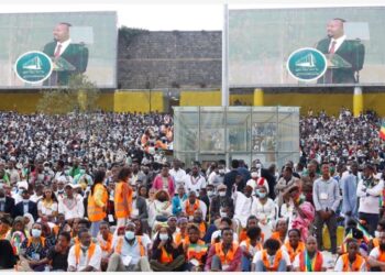 Orang-orang menghadiri pelantikan Abiy Ahmed di Addis Ababa, Ethiopia, pada 4 Oktober 2021. Parlemen Ethiopia pada Senin (4/10) mengukuhkan petahana Abiy Ahmed sebagai perdana menteri (PM) untuk masa jabatan lima tahun ke depan. Partai Abiy, Partai Kesejahteraan (Prosperity Party), menang telak dalam pemilihan umum nasional yang digelar Juni lalu. Abiy dilantik sebagai perdana menteri negara tersebut pada Senin. (Xinhua/Michael Tewelde)