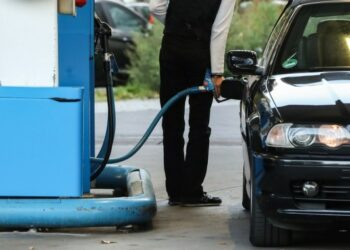 Seorang pelanggan mengisi bahan bakar mobilnya di sebuah stasiun pengisian bahan bakar umum (SPBU) di Berlin, ibu kota Jerman, pada 1 Oktober 2021. (Xinhua/Shan Yuqi)