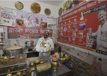 Pemilik kedai teh "Raja Mama" menyajikan teh spesial dalam cangkir tanah liat di Dhaka, Bangladesh, pada 12 Oktober 2021. (Xinhua)