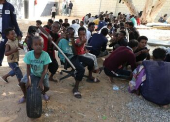 Para migran untuk sementara tinggal di pusat penampungan Ain Zara di Tripoli, Libya, pada 11 Oktober 2021. (Xinhua/Hamza Turkia)