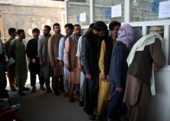 Orang-orang mengantre untuk menerima kartu identitas nasional elektronik mereka di Kabul, ibu kota Afghanistan, pada 17 Oktober 2021. (Xinhua/Saifurahman Safi)
