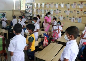Para siswa yang memakai masker terlihat di sebuah sekolah dasar di Kolombo, Sri Lanka, pada 25 Oktober 2021. (Xinhua/Ajith Perera)