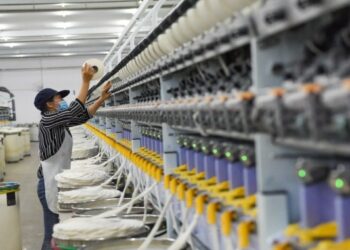Foto dokumentasi ini menunjukkan seorang karyawan yang tengah sibuk bekerja di sebuah pabrik milik perusahaan tekstil di wilayah Yuli, Daerah Otonom Uighur Xinjiang, China barat laut, pada 24 Agustus 2020. (Xinhua/Ding Lei)