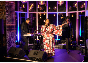Sebuah grup musik tampil di acara Fame Week Africa, acara seputar industri kreatif di Benua Afrika yang berlangsung selama tiga hari, di Cape Town, Afrika Selatan, pada 3 Oktober 2021. (Xinhua/Lyu Tianran)