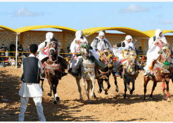 Para peserta berpartisipasi dalam festival berkuda di Al Ajaylat, sekitar 80 km sebelah barat Tripoli, Libya, pada 10 Oktober 2021. Lebih dari 1.300 penunggang kuda dari seluruh Libya berpartisipasi dalam festival berkuda di Al Ajaylat pada Minggu (10/10). (Xinhua/Hamza Turkia)