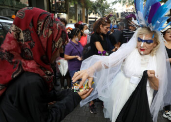 (211030) -- BEIRUT, 30 Oktober, 2021 (Xinhua) -- Orang-orang merayakan Halloween di Beirut, Lebanon, pada 30 Oktober 2021. (Xinhua/Bilal Jawich)