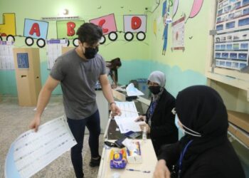 Seorang pria memberikan suaranya di sebuah tempat pemungutan suara (TPS) di pusat kota Baghdad, Irak, pada 10 Oktober 2021. (Xinhua)