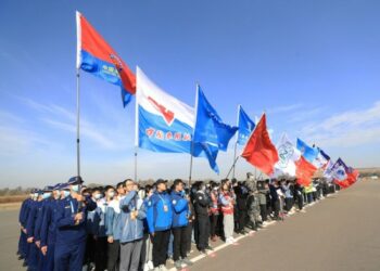 Sejumlah tim berpartisipasi dalam upacara pembukaan final Kompetisi Desain Pesawat Internasional China (China International Aircraft Design Challenge) di Fuxin, Provinsi Liaoning, China timur laut, pada 13 Oktober 2021. (Xinhua/Yang Qing)
