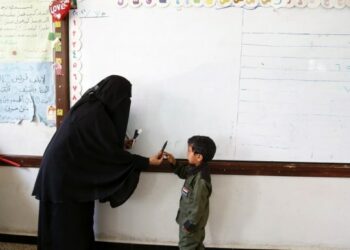 Seorang guru mengajari siswa saat pembelajaran di dalam kelas di sebuah sekolah di Sanaa, Yaman, pada 5 Oktober 2021. (Xinhua/Mohammed Mohammed)