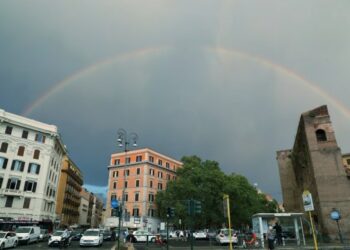 Foto yang diabadikan pada 8 September 2021 ini menunjukkan pelangi di langit Kota Roma, Italia. (Xinhua/Cheng Tingting)