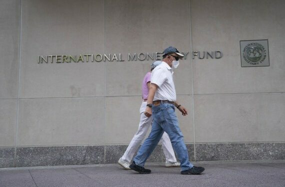 Sejumlah orang berjalan melewati kantor pusat Dana Moneter Internasional (IMF) di Washington DC, Amerika Serikat, pada 17 Juli 2020. (Xinhua/Liu Jie)