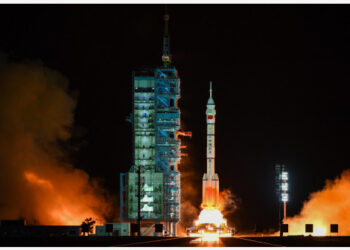 Pesawat antariksa berawak Shenzhou-13, di atas roket pengangkut Long March-2F, diluncurkan dari Pusat Peluncuran Satelit Jiuquan di Gurun Gobi, China barat laut, pada 16 Oktober 2021. Sekitar 582 detik setelah peluncuran, Shenzhou-13 terpisah dari roketnya dan memasuki orbit yang telah ditentukan. Para awak dalam kondisi baik dan peluncurannya berhasil, demikian menurut pernyataan Badan Antariksa Berawak China (China Manned Space Agency/CMSA). (Xinhua/Liu Lei)