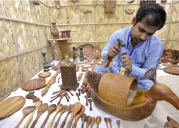 Seorang seniman membuat pajangan kayu dalam sebuah pameran yang menampilkan kesenian dan musik rakyat di Dhaka, Bangladesh, pada 17 Oktober 2021. (Xinhua)