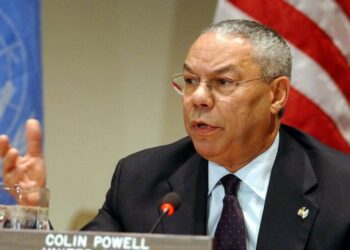 Foto dokumentasi yang diabadikan pada 26 September 2003 ini menunjukkan Menteri Luar Negeri Amerika Serikat Colin Powell saat berbicara kepada awak media usai pertemuan Kuartet Timur Tengah antara Perserikatan Bangsa-Bangsa, Amerika Serikat, Rusia, dan Uni Eropa di New York. (Xinhua/Peng Zhangqing)