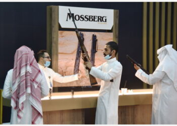 Para pengunjung mengamati senjata dalam Saudi International Falcons and Hunting Exhibition di kantor pusat Saudi Falcons Club di Mulham, sebelah utara Riyadh, Arab Saudi, pada 5 Oktober 2021. (Xinhua/Wang Haizhou)