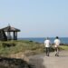 Wisatawan menyusuri jalan di tepi laut di Jeju, Korea Selatan, pada 6 Oktober 2021. (Xinhua/Wang Jingqiang)