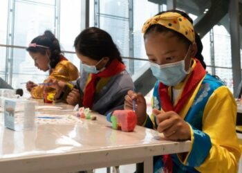 Sekelompok siswa dari wilayah Riwoqe di Daerah Otonom Tibet, China barat daya, membuat kerajinan tangan di Museum Chengdu di Chengdu, Provinsi Sichuan, China barat daya, pada 23 September 2021. (Xinhua/Tang Wenhao)