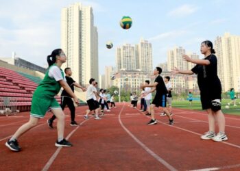 Sejumlah siswa bermain bola voli saat kelas tatap muka sebagai layanan pelatihan selama liburan musim panas yang diberikan oleh SMA No. 2 Shuanghe di Kota Huaying, Provinsi Sichuan, China barat daya, pada 22 Juli 2021. (Xinhua/Zhou Songlin)
