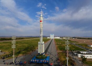 Kombinasi pesawat antariksa berawak Shenzhou-13 dan roket pengangkut Long March-2F sedang dipindahkan ke area peluncuran Pusat Peluncuran Satelit Jiuquan di China barat laut, pada 7 Oktober 2021. (Xinhua/Wang Jiangbo)