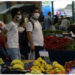 Orang-orang yang memakai masker berbelanja di sebuah pasar di Ankara, Turki, pada 19 Oktober 2021. Turki pada Selasa (19/10) mengonfirmasi 30.862 kasus baru COVID-19, menambah jumlah kasus menjadi 7.714.379, menurut kementerian kesehatan negara itu. (Xinhua/Mustafa Kaya)