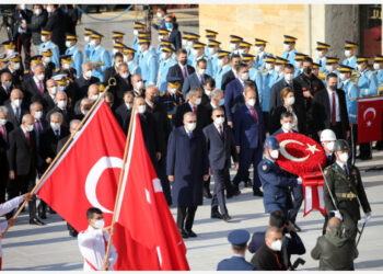 Presiden Turki Recep Tayyip Erdogan (tengah) mengunjungi Anitkabir, mausoleum pendiri Republik Turki Mustafa Kemal Ataturk, untuk memperingati Hari Republik di Ankara, Turki, pada 29 Oktober 2021. Turki merayakan Hari Republik sekaligus 98 tahun berdirinya Republik Turki pada Jumat (29/10). (Xinhua/Mustafa Kaya)