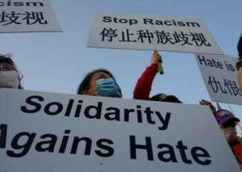 Orang-orang yang mengecam aksi kebencian terhadap komunitas Asia-Amerika berkumpul di depan San Gabriel Mission Playhouse di Kota San Gabriel, Los Angeles County, California, Amerika Serikat, pada 20 Maret 2021. (Xinhua/Zeng Hui)