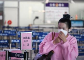 Seorang penumpang membetulkan maskernya di Bandar Udara Internasional Taiping Harbin di Harbin, Provinsi Heilongjiang, China timur laut, pada 23 September 2021. (Xinhua)