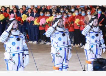 Upacara keberangkatan tiga astronaut China untuk misi luar angkasa berawak Shenzhou-13 digelar di Pusat Peluncuran Satelit Jiuquan di China barat laut pada 15 Oktober 2021. Astronaut China Zhai Zhigang (kanan), Wang Yaping (tengah), dan Ye Guangfu akan berada di luar angkasa selama sekitar enam bulan. (Xinhua/Li Gang)
