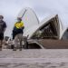 Orang-orang berjalan di depan Sydney Opera House di Sydney, Australia, pada 11 Oktober 2021. (Xinhua/Bai Xuefei)