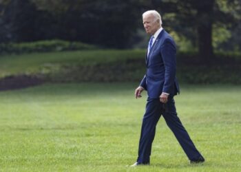 Presiden AS Joe Biden meninggalkan Gedung Putih di Washington DC, Amerika Serikat, pada 5 Oktober 2021. (Xinhua/Ting Shen)