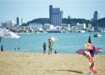 Para wisatawan menerbangkan layang-layang di pantai yang sepi pengunjung di Pattaya, Provinsi Chonburi, Thailand, pada 24 Juni 2021. (Xinhua/Rachen Sageamsak)