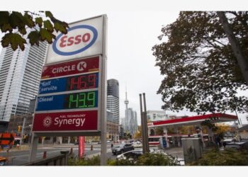 Harga bahan bakar terpampang di sebuah stasiun pengisian bahan bakar umum (SPBU) di Toronto, Kanada, pada 16 Oktober 2021. Harga bahan bakar di Wilayah Toronto Raya (Greater Toronto Area/GTA) mencapai rekor tertinggi dalam beberapa hari terakhir, menurut media setempat. (Xinhua/Zou Zheng)