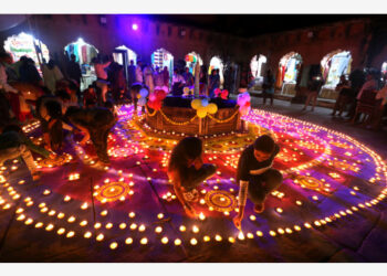 Orang-orang menyalakan lampu minyak untuk festival Diwali mendatang di Bhopal, ibu kota Negara Bagian Madhya Pradesh, India, pada 29 Oktober 2021. (Xinhua/Str)