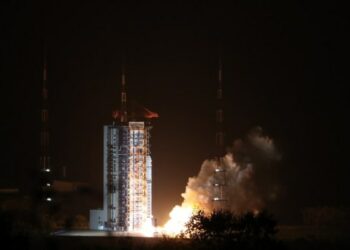 Roket Long March-2D yang membawa satelit penjelajah matahari pertama China meluncur dari Pusat Peluncuran Satelit Taiyuan di Provinsi Shanxi, China utara, pada 14 Oktober 2021. China meluncurkan satelit penjelajah matahari pertamanya ke luar angkasa dari Pusat Peluncuran Satelit Taiyuan di Provinsi Shanxi, China utara, pada Kamis (14/10) pukul 18.51 (Waktu Beijing) atau 17.51 WIB. (Xinhua/Zheng Bin)