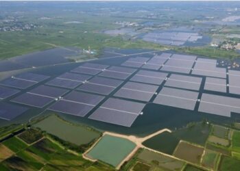 Foto dari udara yang diabadikan pada 20 Juli 2021 ini menunjukkan sebuah ladang panel surya terapung di Distrik Panji yang terletak di Kota Huainan, Provinsi Anhui, China timur. (Xinhua/Zhou Mu)