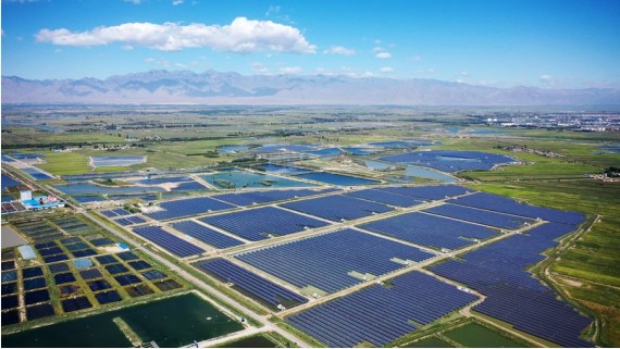 Foto dari udara yang diabadikan pada 24 Agustus 2021 ini menunjukkan panel fotovoltaik di sebuah basis pembiakan ikan di wilayah Helan di Yinchuan, Daerah Otonom Etnis Hui Ningxia, China barat laut. (Xinhua/Wang Peng)
