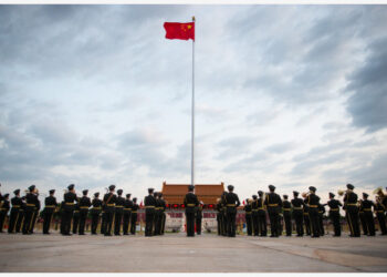 Upacara pengibaran bendera untuk memperingati 72 tahun berdirinya Republik Rakyat China diadakan di Lapangan Tian'anmen di Beijing, ibu kota China, pada 1 Oktober 2021. (Xinhua/Chen Zhonghao)