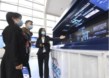 Seorang staf memperkenalkan pelabuhan pintar 5G di lokasi Konferensi Transportasi Berkelanjutan Global Perserikatan Bangsa-Bangsa Kedua (Second United Nations Global Sustainable Transport Conference) di Beijing, ibu kota China, pada 14 Oktober 2021. (Xinhua/Li He)